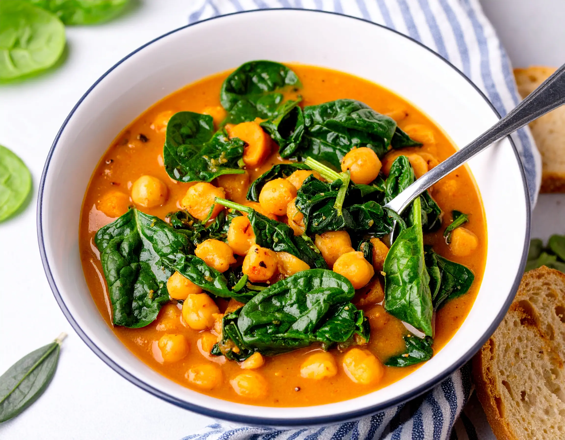Guiso de garbanzos, patata y espinacas